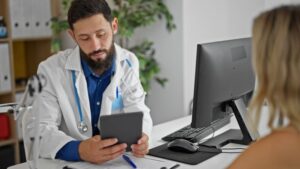 o que é perícia trabalhista: médico com paciente