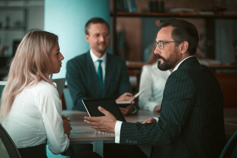 como ser perito judicial​: peritos conversando em escritório