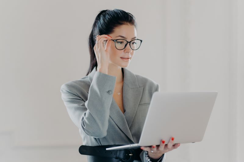 honorários periciais​: mulher com notebook na mão
