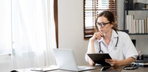 privacidade e segurança de dados​: médica usando computador