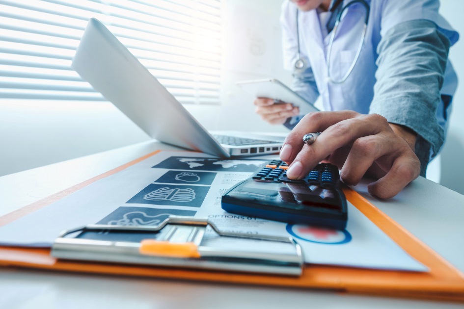 Profissional preparando auditoria de contas médicas.
